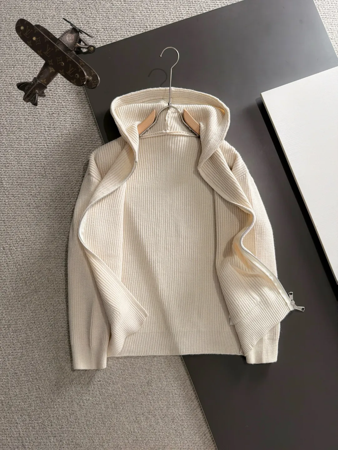 Next day shipment Big Goose high quality 2026 autumn and winter latest sweaters from the official website, on sale at the counter simultaneously Hot Sale! Specially made of wool blended fabric. It feels comfortable and can be directly in contact with the skin. The logo badge is exquisitely embroidered, which is extremely eye-catching! The details highlight the fashionable charm of big brands. Exquisite workmanship. Three-dimensional cutting style. The wearing effect is invincible and handsome! All three standards are complete! Sizes:M-3XL